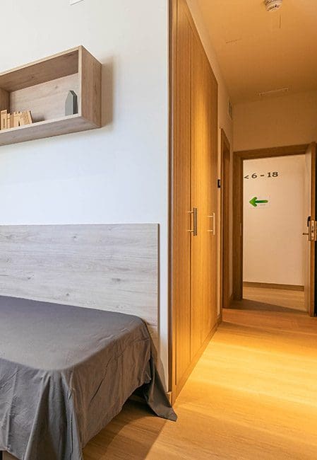 Detalle armario entrada habitación individual residencia en Aranjuez