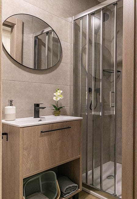 Detalle baño habitación individual en residencia universitaria en Getafe