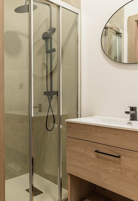 Baño en habitación individual en residencia universitaria en Madrid