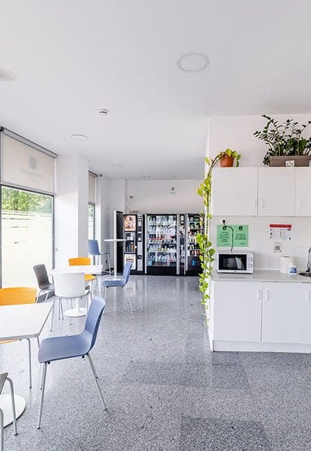 Panorámica cafetería residencia universitaria en Logroño