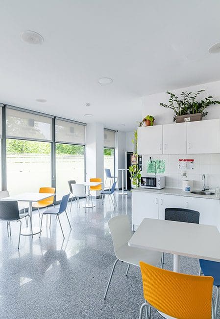 residencia Vista general cafetería universitaria en Logroño