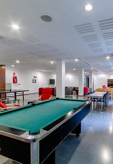 Detalle billar salón de estar residencia universitaria en Burgos