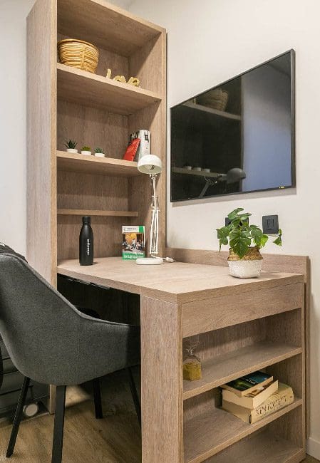 Detalle escritorio habitación individual en residencia universitaria en Getafe