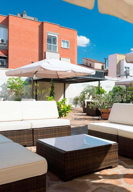 Detalle mesa terraza en residencia universitaria Leganés