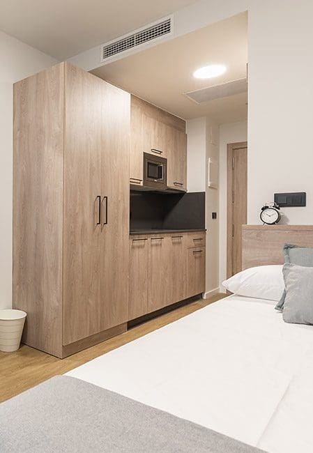 Vista general habitación individual en residencia universitaria en Getafe