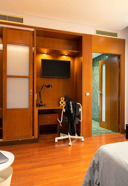 Vista armario, escritorio y baño habitación individual premium residencia universitaria Aranjuez