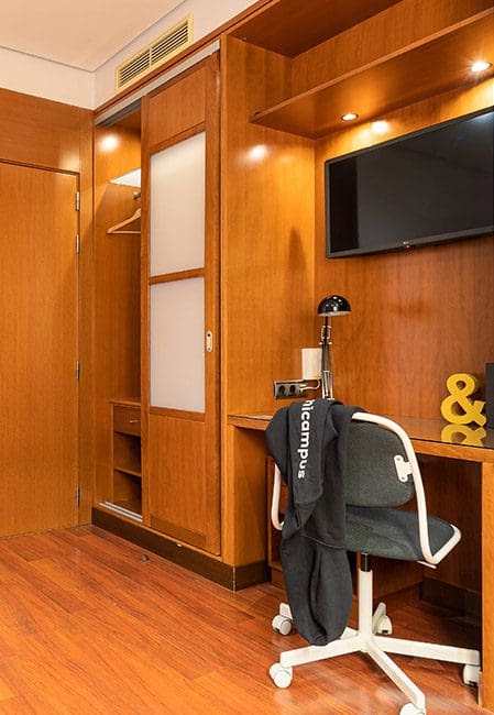 Detalle puerta entrada habitación individual premium residencia universitaria Aranjuez