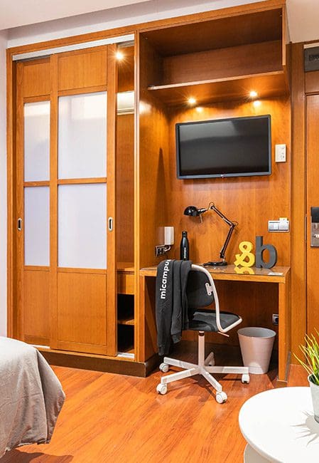 Detalle armario y escritoriohabitación individual extra residencia universitaria Aranjuez