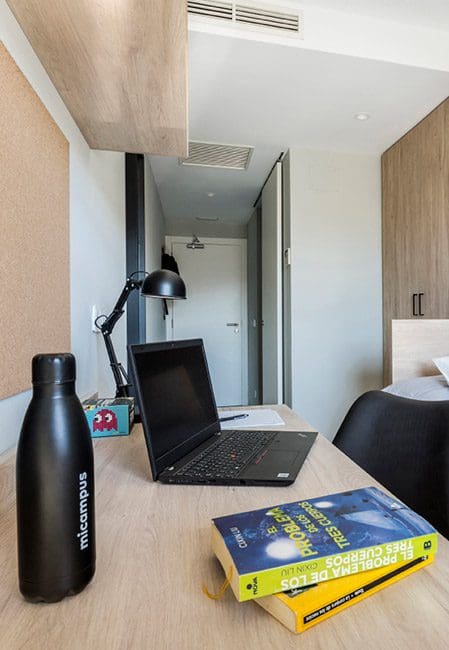 Detalle escritorio habitación individual residencia en Cartagena