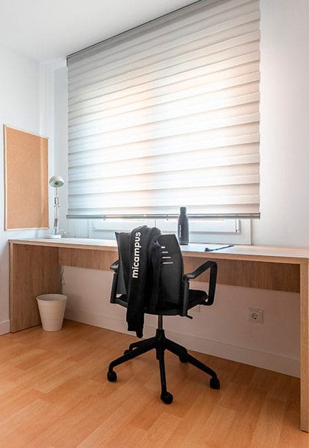 Detalle escritorio en habitación individual en residencia universitaria en Leganés