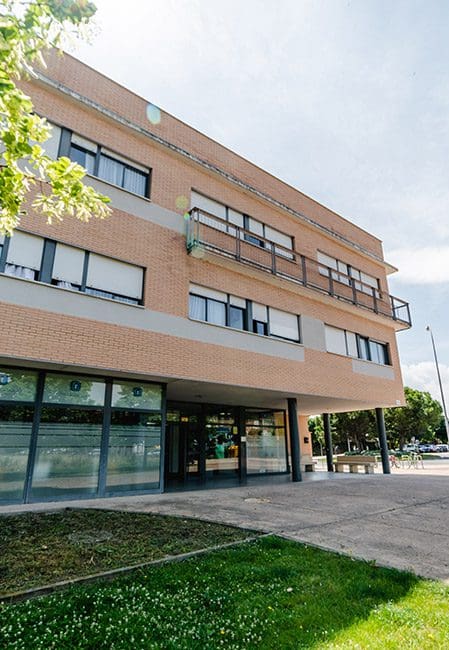 Entrada exterior residencia universitaria en Logroño