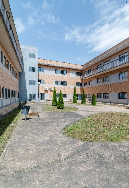 Vista general exterior residencia universitaria en Logroño