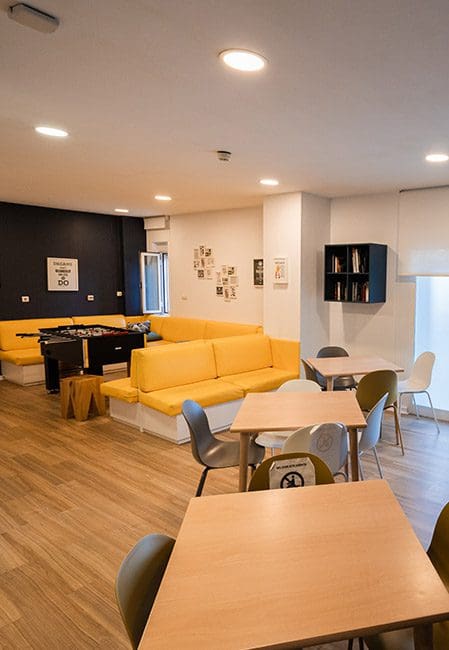Sala de estar residencia univarsitaria en Málaga