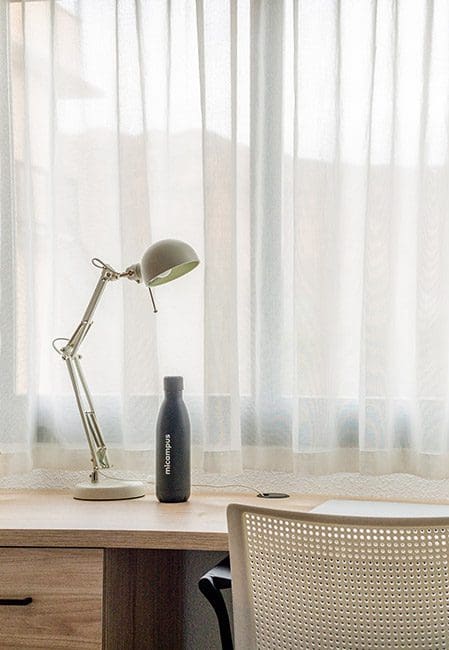 Detalle escritorio habitación individual cocina compartida residencia universitaria en Logroño