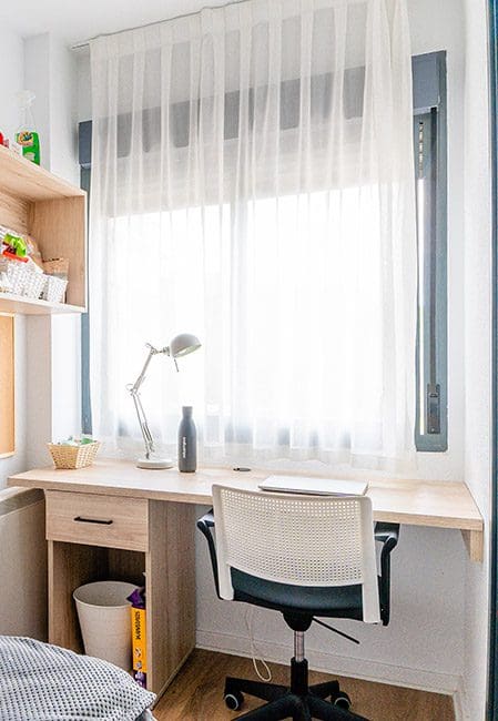 Escritorio habitación individual cocina compartida residencia universitaria en Logroño
