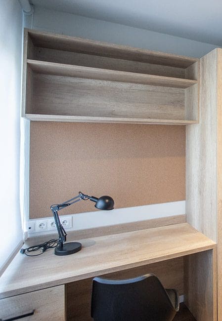 Escritorio habitación individual residencia estudiantes bilbao