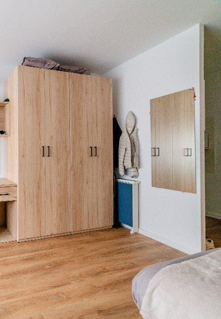 Detalle armario entrada habitación doble residencia universitaria en Logroño
