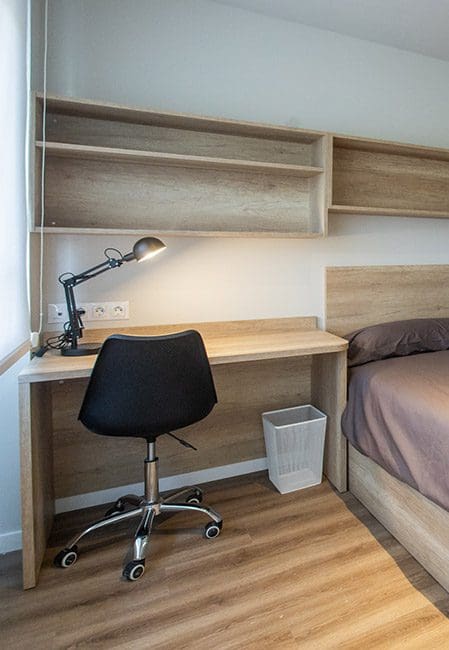Habitación individual extra detalle escritorio reisdencia bilbao