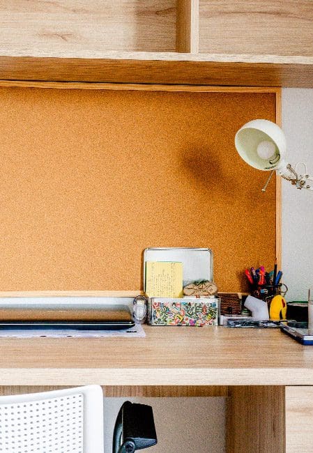 Detalle escritorio habitación individual residencia universitaria en Logroño