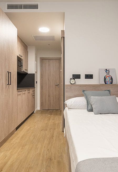 Vista general habitación individual en residencia universitaria en Getafe