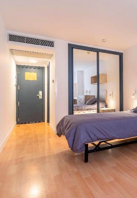 Vista general en habitación individual en residencia universitaria en Leganés