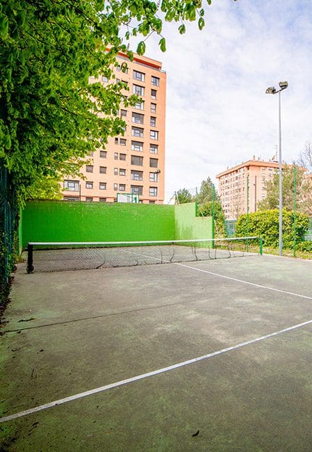 Pista padel residencia universitaria en Burgos