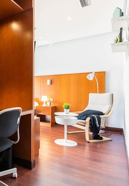 Vista pasillo habitación individual premium residencia universitaria en Aranjuez