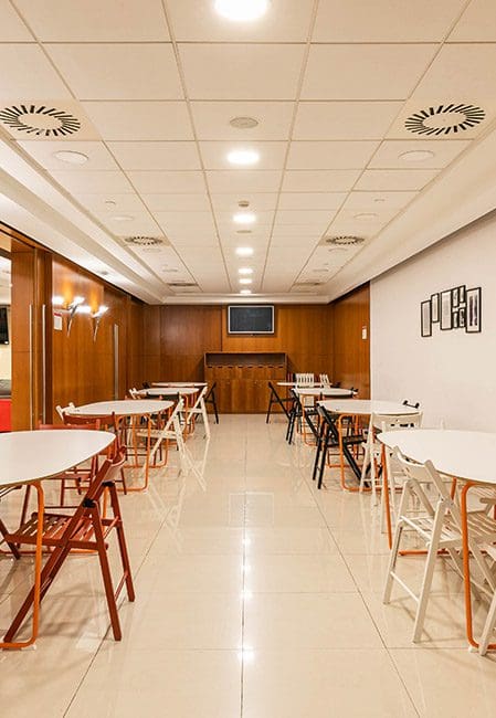 Zona de mesas residencia universitaria Aranjuez