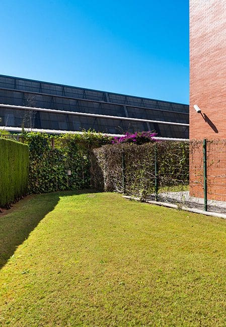Jardín residencia universitaria en Rector Estanislao del Campo, Sevilla